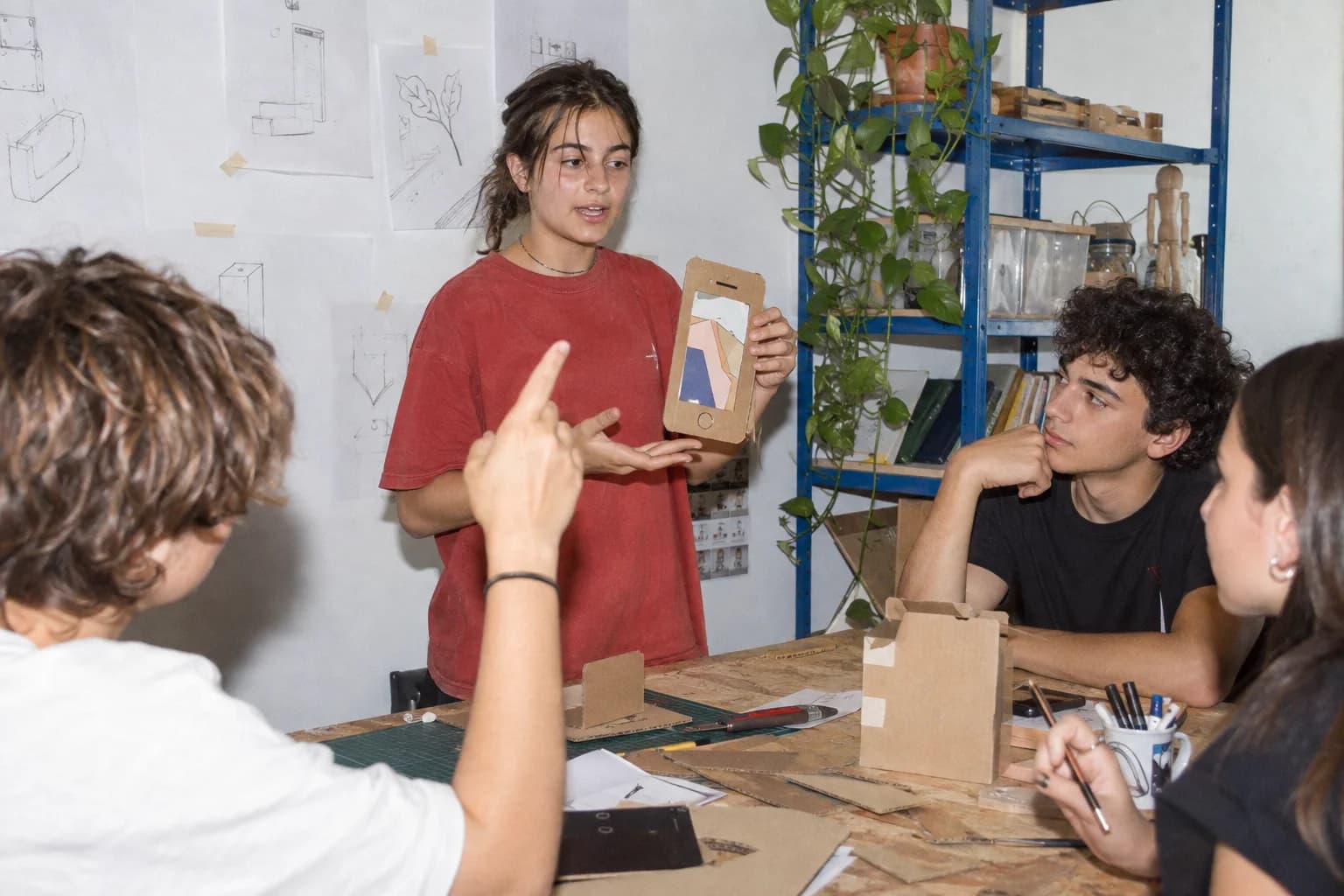 תמונת המחשה של נערה מציגה אבטיפוס שהכינה בפני חבריה בסדנת יצירה